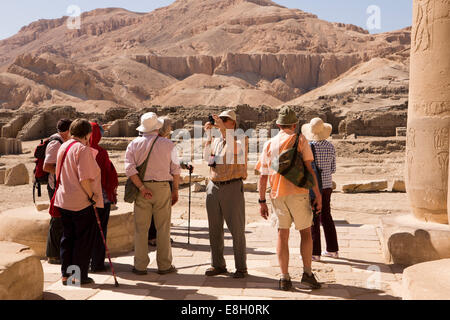 Ägypten, Luxor, senior Touristen im Ramesseum, Leichenhalle Tempel von Ramses II Stockfoto