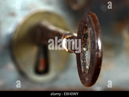 Alte Schlüssel in ein Türschloss Stockfoto
