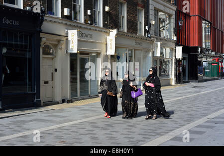 Muslimische Frauen in traditioneller Kleidung, South Molton Street, Mayfair, London W1, Vereinigtes Königreich Stockfoto