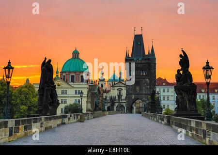 Karlsbrücke bei Sonnenaufgang, Prag, Tschechische Republik Stockfoto