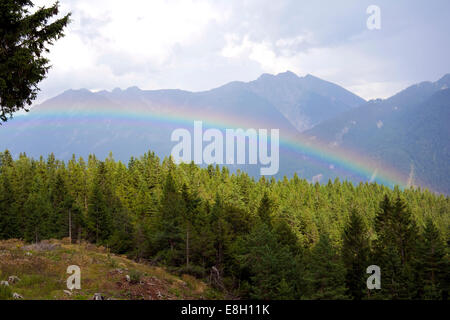 Regenbogen, von oben gesehen. Foto geschossen in den Bayerischen Alpen. Stockfoto