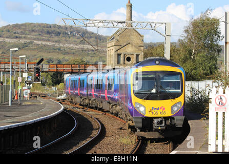 Trans Pennine Express livrierter Desiro Dmu in Carnforth Station mit einem Barrow-in-Furness auf Manchester Flughafen-Service. Stockfoto