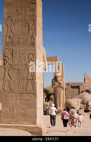 Ägypten, Luxor, Touristen, Ramesseum, Leichenhalle Tempel von Ramses II Stockfoto