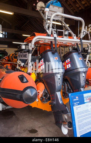 Das Innere der Rettungsstation zeigt die große Twin outboard Engines in Teignmouth, Devon. Stockfoto