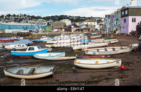 Der hintere Strand von Teignmouth an der Mündung der Fluß Teign. Boote und Yachten vor Anker im Wasser und am Strand. Stockfoto