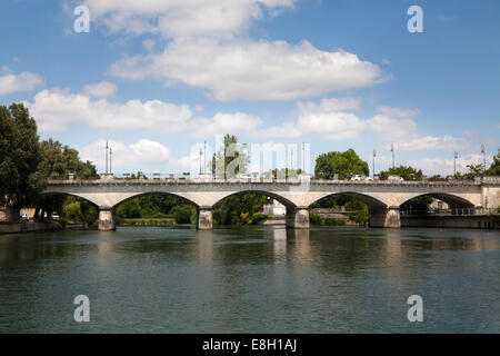 Ponte Neuf über den Fluss Charente im Cognac France. Stockfoto