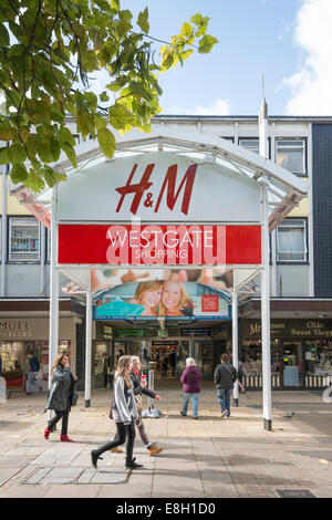 Menschen und Geschäfte im Westgate Einkaufszentrum in Stevenage Stadt Zentrum Hertfordhshire UK Stockfoto