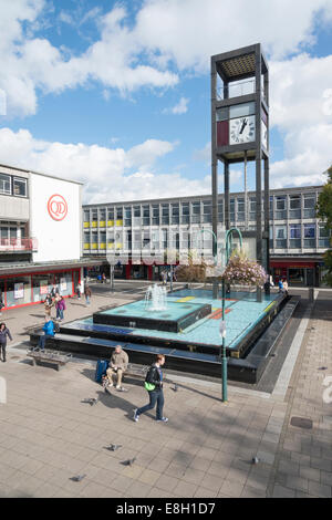 Menschen und Geschäfte auf dem zentralen Platz in Stevenage Stadt Zentrum Hertfordhshire UK zeigt den Uhrturm und Brunnen. Stockfoto