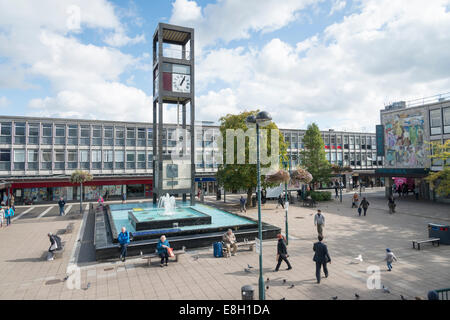 Menschen und Geschäfte auf dem zentralen Platz in Stevenage Stadt Zentrum Hertfordhshire UK zeigt den Uhrturm und Brunnen. Stockfoto