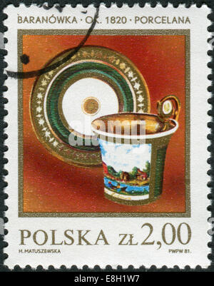 Polen - ca. 1981: Briefmarke gedruckt in Polen zeigt eine polnische Keramik, Tasse, Untertasse, 1820, ca. 1981 Stockfoto