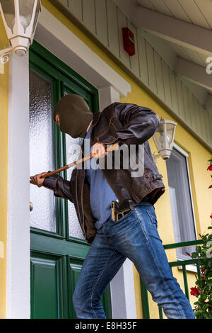 Einbrecher versucht, in Haus Stockfoto