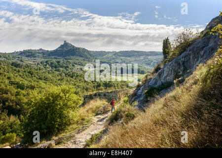 Wanderer auf dem Weg in die Val D'Orcia unter Bagno Vignoni. Tuscany Stockfoto