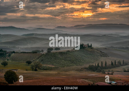 Sonnenaufgang über dem Val d ' Orcia in der Toskana Stockfoto