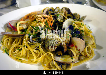 Toskana, Italien. Linguine Vongole auch bekannt als Spaghetti mit Venusmuscheln. Stockfoto