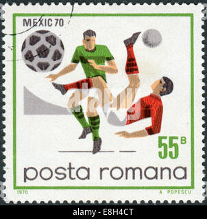 Rumänien - CIRCA 1970: Briefmarke gedruckt in Rumänien, gewidmet der FIFA-WM in Mexiko 1970 zeigt die Spielszenen Stockfoto