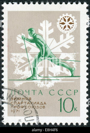 UdSSR - CIRCA 1970: Briefmarke gedruckt in der UdSSR, gewidmet der Gewerkschaft Winterspiele (Spartakiada), zeigt Skifahrer, ca. 1970 Stockfoto