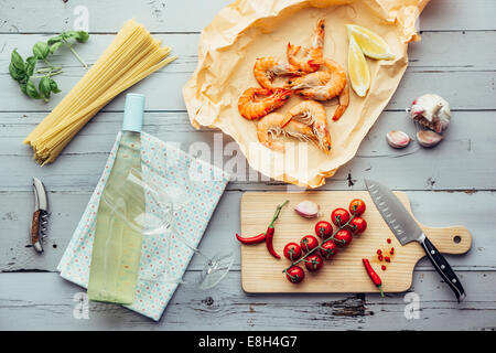 Zutaten für Pasta mit Garnelen, Tomaten und Weißwein Stockfoto