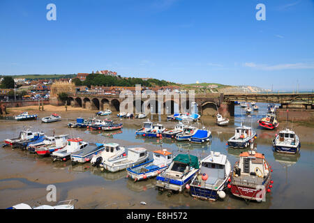 Angelboote/Fischerboote bei Ebbe in Folkestone Hafen gestrandet zu arbeiten. Stockfoto