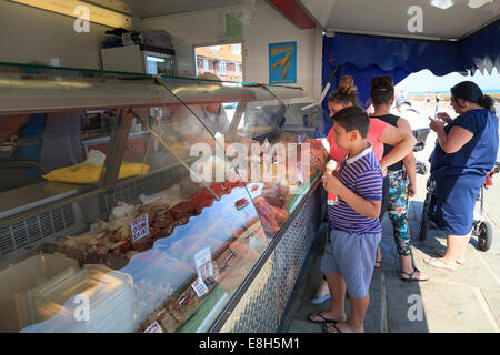 Kleiner Junge Holding Eis Auswahl frischer Fisch aus einem Stall. Stockfoto