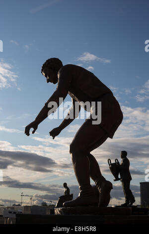 Statuen von Ex-Spieler Jimmy Johnstone und Manager Jock Stein außerhalb Celtic Park, Heimat des Celtic Football Club, in Glasgow Stockfoto