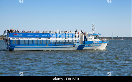 HELSINKI, Finnland - 13. September 2014: touristic Ausflugsschiff voller Touristen Segel im Hafen von Helsinki Stockfoto