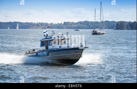 HELSINKI, Finnland - 13. September 2014: schnell Wasser Polizei Motorboot mit Polizisten Segeln im Hafen von Helsinki Stockfoto