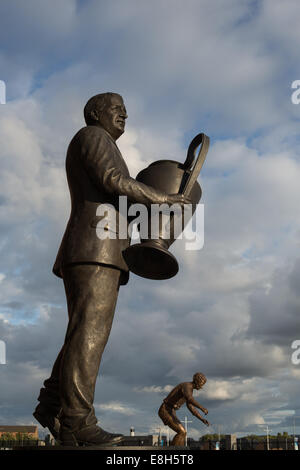 Statuen von Ex-Spieler Jimmy Johnstone und Manager Jock Stein außerhalb Celtic Park, Heimat des Celtic Football Club, in Glasgow Stockfoto