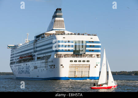 HELSINKI, Finnland - 13. September 2014: Kleine Yacht und Silja Line Fähre Segeln vom Hafen von Helsinki. Diese Passagierschiffe tun r Stockfoto