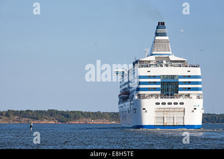 HELSINKI, Finnland - 13. September 2014: Silja Line Fähre fährt vom Hafen von Helsinki. Diese Passagierschiffe tun regelmäßige Flüge b Stockfoto