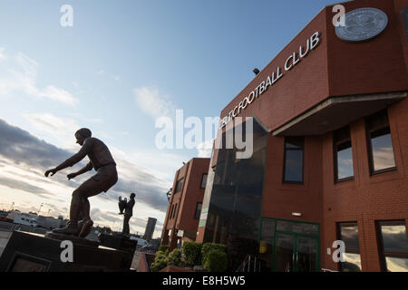 Statue des ehemaligen Manager Jock Stein (hält den Europapokal der Landesmeister 1967) und Statue des ehemaligen Spieler und Legende Jimmy Johnstone. Stockfoto