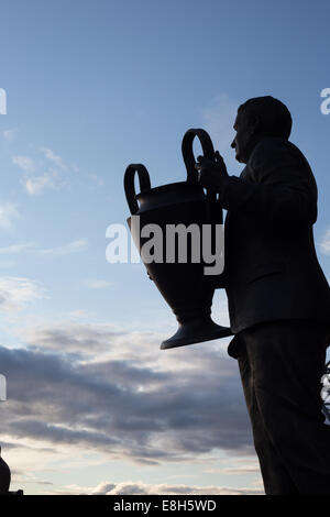 Statuen von ehemaligen Manager Jock Stein außerhalb Celtic Park, Heimat des Celtic Football Club, in Glasgow Stockfoto