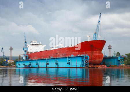 Große rote Tanker unter Reparatur in blauen Schwimmdock. Varna, Bulgarien Stockfoto