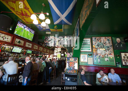 Celtic Football Club-Fans versammeln sich in The Brazen Head Bar zu einem keltischen Fußballspiel im Fernsehen, in Glasgow, Schottland zu sehen Stockfoto