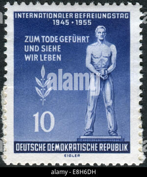 Briefmarke gedruckt in Deutschland (DDR), Tag der Befreiung, gewidmet dargestellt Denkmal für die Opfer des Faschismus Stockfoto