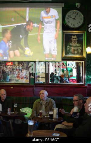 Celtic Football Club-Fans versammeln sich in The Brazen Head Bar zu einem keltischen Fußballspiel im Fernsehen, in Glasgow, Schottland zu sehen Stockfoto