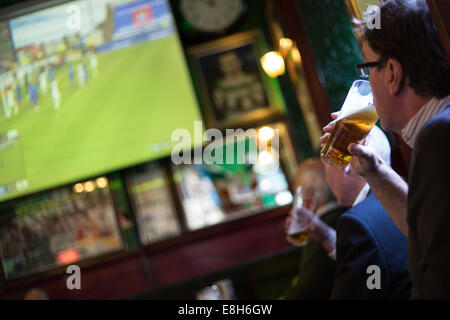 Celtic Football Club-Fans versammeln sich in The Brazen Head Bar zu einem keltischen Fußballspiel im Fernsehen, in Glasgow, Schottland zu sehen Stockfoto