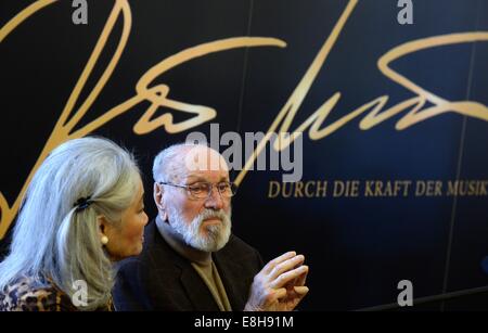 Leipzig, Deutschland. 8. Oktober 2014. Komponisten Kurt Masur und seine Frau Tomoko Sakurai bei der Eröffnung der Ausstellung "Kurt Masur - Ein Leben Bewegt Durch Die Kraft der Musik" (Kurt Masur - ein Leben durch die Kraft der Musik bewegt) im Rathaus in Leipzig, Deutschland, 8. Oktober 2014. Kurt Masur-Archiv Leipzig und dem New York Philharmonic Archiv Dokumente anzeigen, Fotos, Bilder von Briefen und Aufzeichnungen bilden das Leben des Meisters. Bildnachweis: Dpa picture Alliance/Alamy Live News Stockfoto