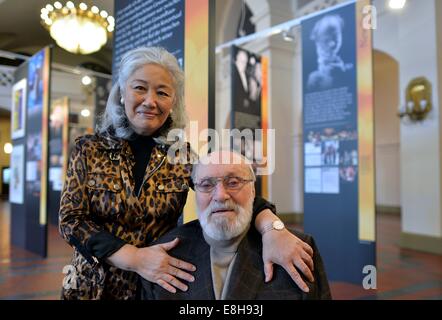 Leipzig, Deutschland. 8. Oktober 2014. Komponisten Kurt Masur und seine Frau Tomoko Sakurai bei der Eröffnung der Ausstellung "Kurt Masur - Ein Leben Bewegt Durch Die Kraft der Musik" (Kurt Masur - ein Leben durch die Kraft der Musik bewegt) im Rathaus in Leipzig, Deutschland, 8. Oktober 2014. Kurt Masur-Archiv Leipzig und dem New York Philharmonic Archiv Dokumente anzeigen, Fotos, Bilder von Briefen und Aufzeichnungen bilden das Leben des Meisters. Bildnachweis: Dpa picture Alliance/Alamy Live News Stockfoto