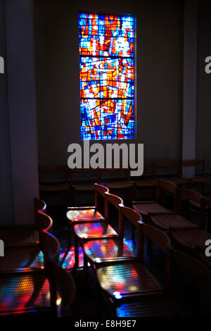 Buntglas-Fensterlicht Skálholt Kirche, Island. Stockfoto