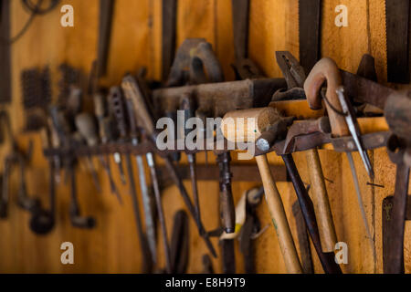 Innenraum der alten Bauernhof mit Schmiede auf Vintage Anwesen. Stockfoto