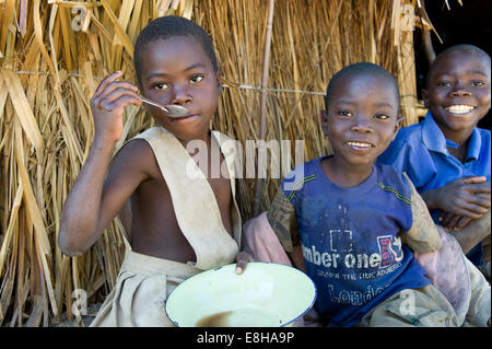 Kinder in einem Fischerdorf in Sambia genießen Sie eine Suppe zum Frühstück. Stockfoto