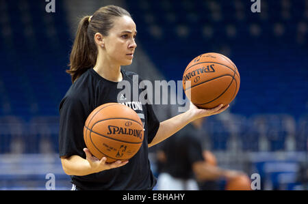 Berlin, Deutschland. 7. Oktober 2014. Co-Trainer Becky Hammon von den San Antonio Spurs in Praxis im O2-World in Berlin, Deutschland, 7. Oktober 2014. Die Antonio Spurs wird Alba Berlin am 8. Oktober 2014 für den NBA Global Games spielen. © Dpa picture-Alliance/Alamy Live News Stockfoto