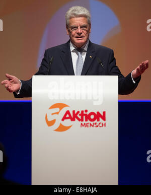 Berlin, Deutschland. 7. Oktober 2014. Deutschen Bundespräsidenten Joachim Gauck hält eine Rede auf der Veranstaltung zum 50. Jahrestag der "Aktion Mensch" in Berlin, Deutschland, 7. Oktober 2014. "Aktion Mensch" ist eine soziale Organisation, erstellt auf Initiative des deutschen öffentlich-rechtlichen Sender ZDF und Lotterie-Einnahmen finanziert. © Dpa picture-Alliance/Alamy Live News Stockfoto