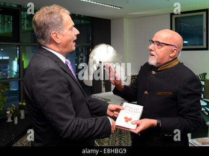 Frankfurt, Deutschland. 8. Oktober, spricht 2014.Finnish Präsident Sauli Niinistoe (L), brasilianische Autor Paulo Coelho auf das Buch-Messe in Frankfurt Am Main, Deutschland, 7. Oktober 2014. Die weltweit größte Buchmesse dauert bis zum 12. Oktober 2014. Finnland ist das diesjährige Gastland. © Dpa picture-Alliance/Alamy Live News Stockfoto