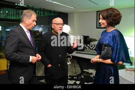 Frankfurt, Deutschland. 8. Oktober unterhalten 2014.Finnish Präsident Sauli Niinistoe (L), seine Frau Jenni Haukio und brasilianische Autor Paulo Coelho während der Buchmesse in Frankfurt Am Main, Deutschland, 7. Oktober 2014. Die weltweit größte Buchmesse dauert bis zum 12. Oktober 2014. Finnland ist das diesjährige Gastland. © Dpa picture-Alliance/Alamy Live News Stockfoto