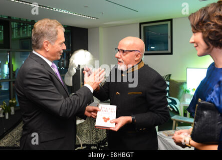 Frankfurt, Deutschland. 8. Oktober unterhalten 2014.Finnish Präsident Sauli Niinistoe (L), seine Frau Jenni Haukio und brasilianische Autor Paulo Coelho während der Buchmesse in Frankfurt Am Main, Deutschland, 7. Oktober 2014. Die weltweit größte Buchmesse dauert bis zum 12. Oktober 2014. Finnland ist das diesjährige Gastland. © Dpa picture-Alliance/Alamy Live News Stockfoto
