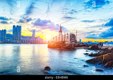 Hong Kong Sonnenuntergang, Yau Tong Lei Yue Mun Wasser Bucht und Leuchtturm Stockfoto