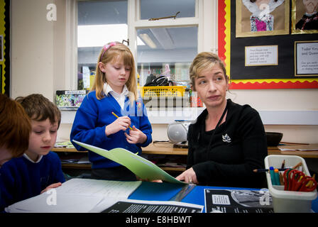 Kinder mit Lehrer im Unterricht der Grundschule in Oxfordshire, Vereinigtes Königreich Stockfoto