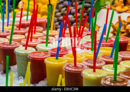 Frische Fruchtsäfte mit bunte Strohhalme im Lebensmittel Markt La Boqueria, Barcelona, Katalonien, Spanien Stockfoto