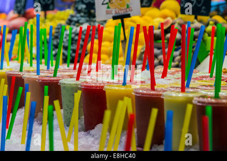 Frische Fruchtsäfte mit bunte Strohhalme im Lebensmittel Markt La Boqueria, Barcelona, Katalonien, Spanien Stockfoto